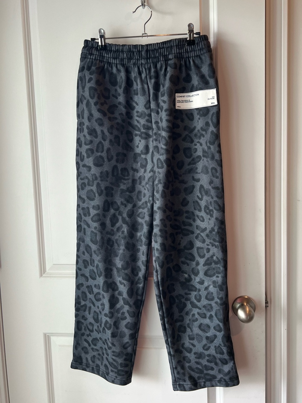 Comfrt Collection Leopard Print Gray sweat Pants. Small